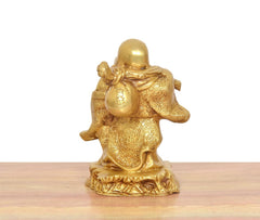 Rückansicht der goldfarbenen Buddhafigur aus Messing mit detaillierter Verzierung