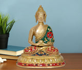 Goldfarbene Meditations-Buddha-Statue im Lotussitz, grün-rotes Gewand, runder Sockel