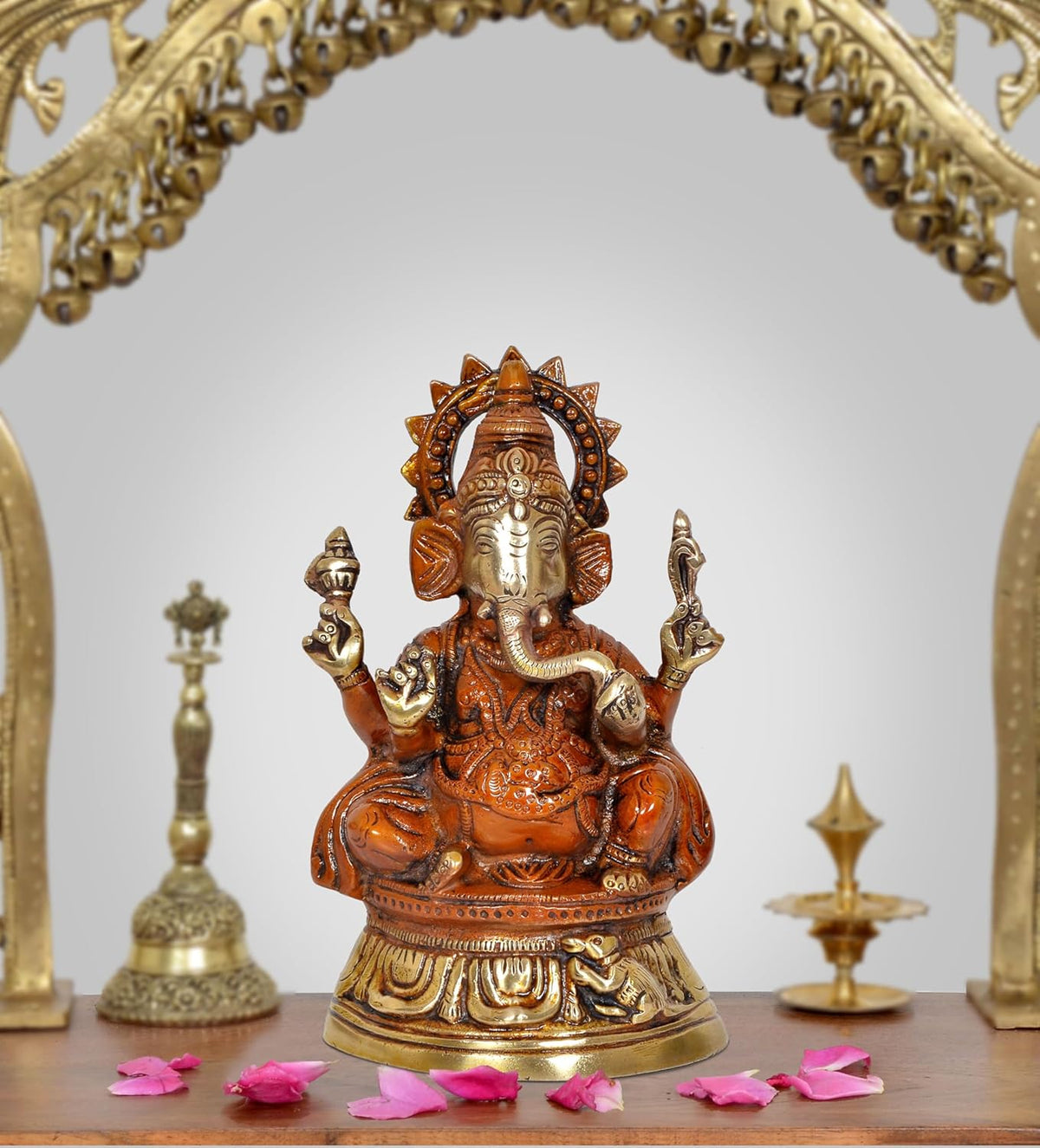 Ganesha-Brass-Skulptur, sitzend mit erhobenen Händen, goldene Details, auf rundem Sockel