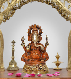 Ganesha-Brass-Skulptur, sitzend mit erhobenen Händen, goldene Details, auf rundem Sockel