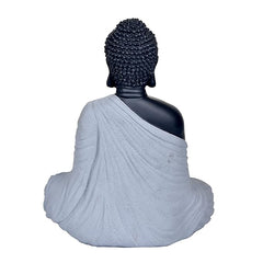 Harz-Buddha-Figur von hinten, sitzende Meditationshaltung, helles Gewand, Kopf mit Kranz