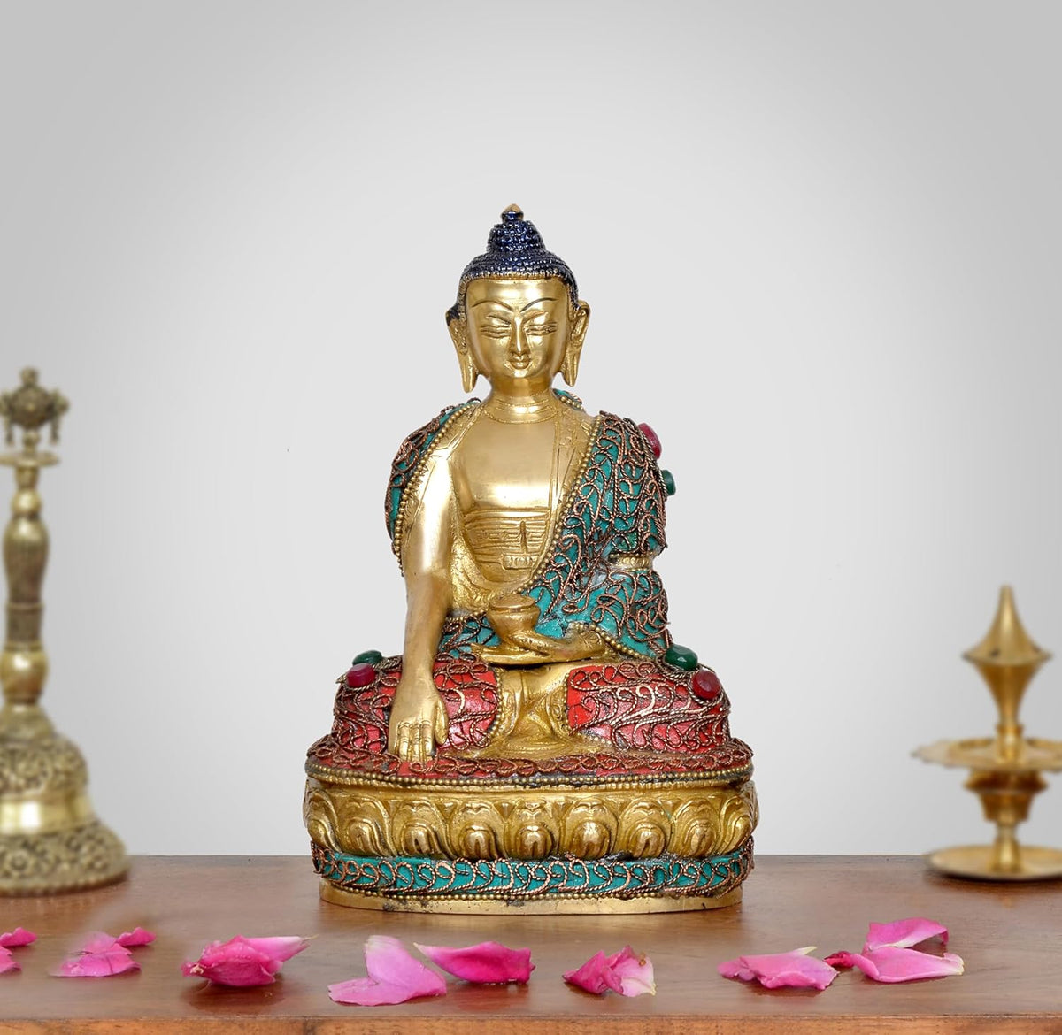 Messing-Buddha im Meditationssitz, Dhyan-Mudra, türkis/rot verziert