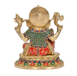 Rückansicht der sitzenden Lakshmi-Idolfigur, Messing, bunte Juwelkreise am Obergewand