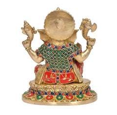 Rückansicht der sitzenden Lakshmi-Idolfigur, Messing, bunte Juwelkreise am Obergewand