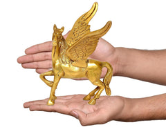 Goldene Messingstatue geflügeltes Pferd, Größe im Vergleich zur Hand, 4 Zoll