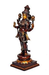 Lakshmi-Messingidol in Seitenansicht, stehende Pose mit erhobenen Händen und Turmkrone