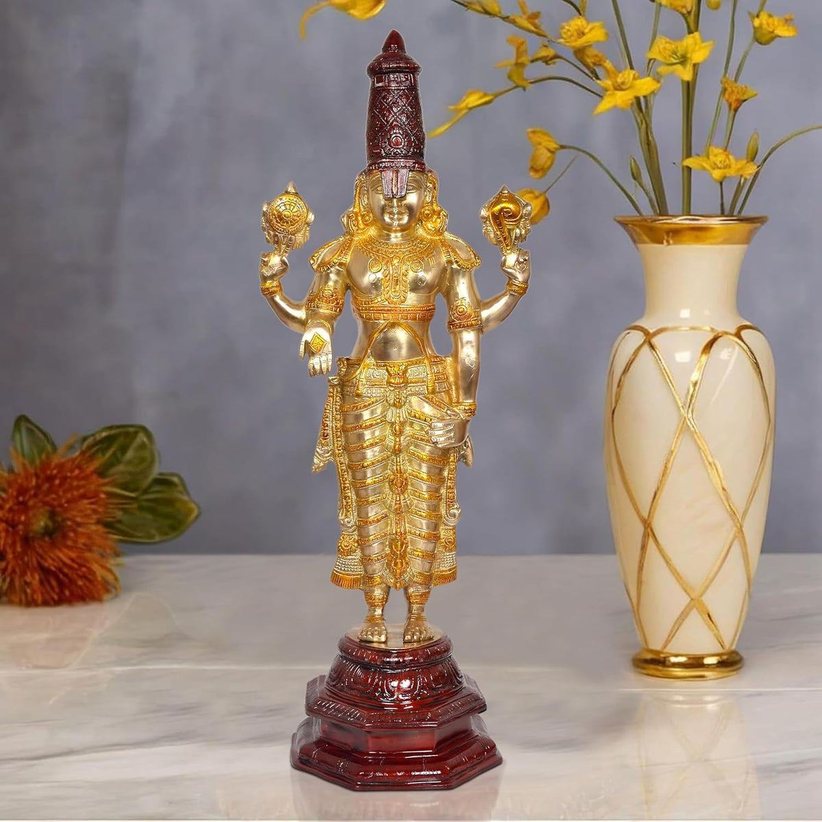 Messing-Idolstatue: goldene Kleidung, roter Kopfschmuck, vier Arme, Bala Ji