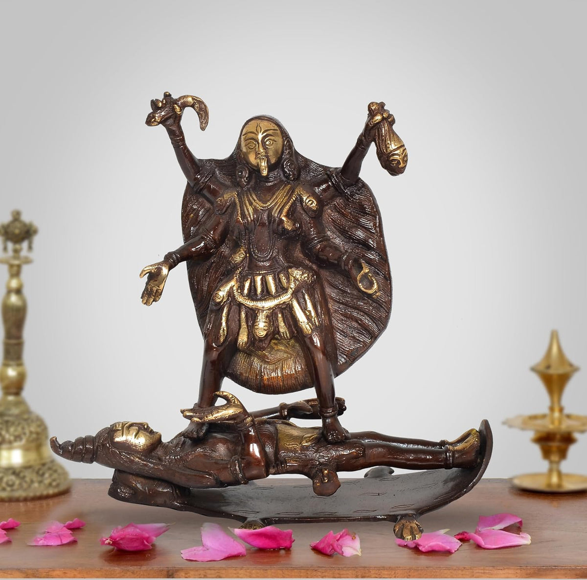 Estatua de Kali de bronce con Shivji, figura con brazos alzados y arco, detalles dorados