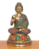 Brass Buddha-Idol, Medaillon am Gewand, Hände in Abhaya-Mudra, goldfarbener Körper
