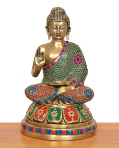 Brass Buddha-Idol, Medaillon am Gewand, Hände in Abhaya-Mudra, goldfarbener Körper