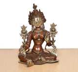 Vorderansicht: sitzende Tara-Devi Messingstatue mit gekreuzten Beinen und Schmuckstäben
