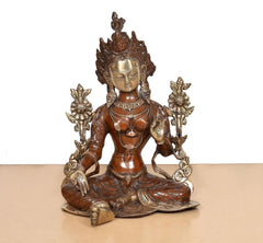 Vorderansicht: sitzende Tara-Devi Messingstatue mit gekreuzten Beinen und Schmuckstäben