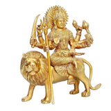 Goldfarbene Durga-Statue mit Dreizack und erhobenen Händen, sitzt auf Löwe