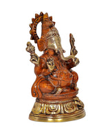 Ganesha-Statuette von der Seite: braune Gewandstruktur, goldene Verzierungen am Sockel