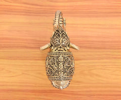 Rückenansicht der Elefantenfigur, erhobener Schwanz und dekoriertes Ornamentmuster