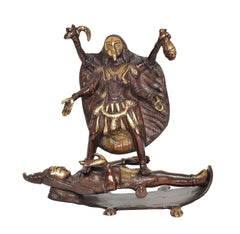 Estatua de Kali de bronce con Shivji, vista frontal con escudo y adornos dorados