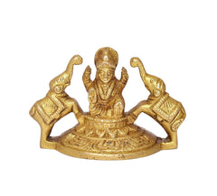 Lakshmi-Figur in Goldoptik mit Elefanten an den Seiten auf ornamentalem Sockel