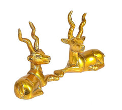 Figuras de ciervos dorados en bronce, par sentado con la cabeza hacia arriba
