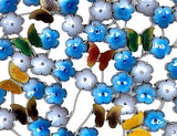 Nahaufnahme: Metallblumen in Blau und Hellgrau mit Schmetterlingen am Eisenbaum