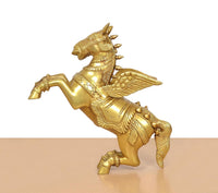 Goldene Messing-Figur: geflügeltes Pferd in Seitansicht mit Flügeln und Ornamenten