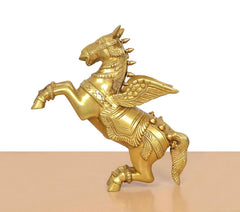 Goldene Messing-Figur: geflügeltes Pferd in Seitansicht mit Flügeln und Ornamenten