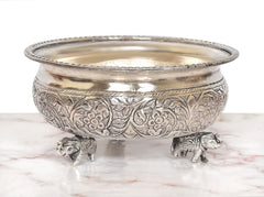 Neusilber-Urli-Schale mit floralen Ornamenten und Elefantenfüßen, Metallrand