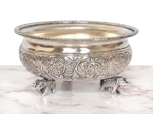 Neusilber-Urli-Schale mit floralen Ornamenten und Elefantenfüßen, Metallrand