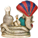 Seitenansicht: Sheshnag-Idol mit roter und blauer Haube, Messingbasis