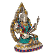 Tara Devi Statue seitlich, goldene Ornamente, türkis-rote Gewänder, ausgestreckte Hände