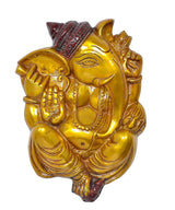 Messing-Ganesha Wandhänger Nahaufnahme: goldene Gesichtszüge, rotes Tuch am Kopf, Vase