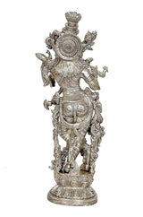 Silberne Krishna-Statue, Rückansicht, rundes Brustornament und detailliertes Gewand