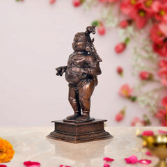 Bal-Krishna Figur kupferfarben, seitliche Ansicht mit detailliertem Gewand und Sockel