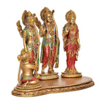 Ângulo lateral do Ram Darbar murti com figuras douradas e trajes multicoloridos em base oval
