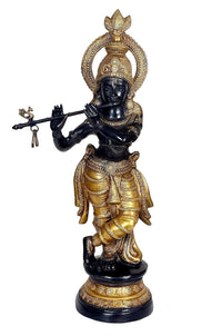 Krishna bronce dorado con manos cruzadas, corona y tridente; figura azul oscuro