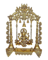 Goldene Messing-Ganeshafigur an Schaukelgestell mit fünf Glocken