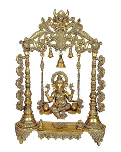 Goldene Messing-Ganeshafigur an Schaukelgestell mit fünf Glocken