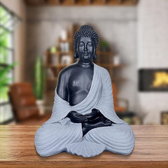 Harz-Buddha-Figur: sitzende Meditation, dunkler Körper, helles Gewand, Frontalansicht