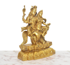 Goldfarbenes Garuda-Idol mit Vishnu und Devi Lakshmi, schräger Blick
