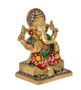Messing-Ganesha-Idol mit bestickten farbigen Gewändern und dekoriertem Sockel, vier Arme