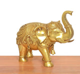 Goldene Messing-Elefantenfigur im Profil, geschwungener Stoßzahn, hängende Glöckchen