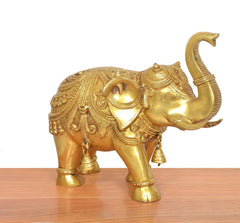Goldene Messing-Elefantenfigur im Profil, geschwungener Stoßzahn, hängende Glöckchen