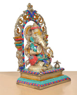 Ganesha-Messingstatue in 3/4-Ansicht, farbige Krone und Ornamente