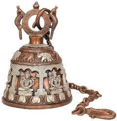 Messingglocke mit Reliefverzierungen, zwei Figuren am Sockel und Shiva-Emblem