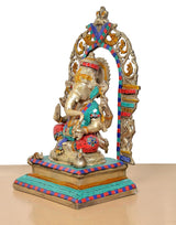 Messing-Ganesha-Statue seitlich, bunten Ornamentbogen, rechte Hand erhoben