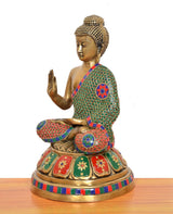 Brass Buddha-Idol im Profil, Abhaya-Mudra-Hand erhoben, bunt verzierter Schal über dem Rücken