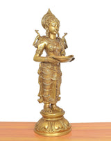 Lakshmi-Messingfigur, leicht gedreht, Hände halten die Öllampe-Schale vor dem Körper
