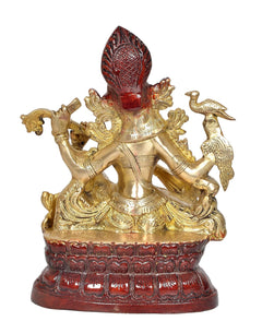 Maa Saraswati idol dorada con sitar, vista trasera, adornos y base roja