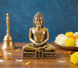 Messing-Jain-Idolfigur, sitzend mit gefalteten Händen, goldfarben, kunstvoller Sockel