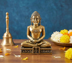 Messing-Jain-Idolfigur, sitzend mit gefalteten Händen, goldfarben, kunstvoller Sockel