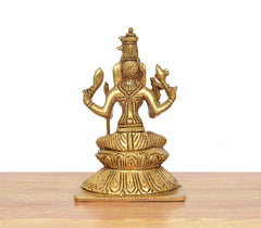 Goldfarbenes Messing-Idol Rajarajeshvari, sitzend; Verzierung am Lotus-Sockel